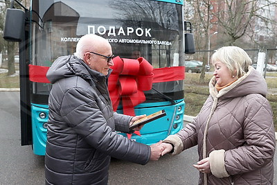 Автобус МАЗ от главы государства передали социально-педагогическому центру Заводского района Минска