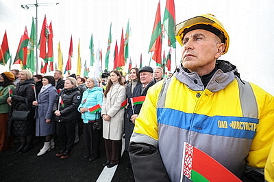 Лукашенко в Мозыре открыл обновленный мост через Припять