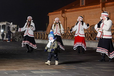 С хороводами, подарками и белорусскими песнями. В комплексе \"Лошицкий\" прошли первые новогодние гуляния