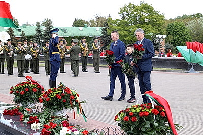 Гигантское знамя Победы развернули в Брестской крепости участники экспедиции \"Непокоренные\"