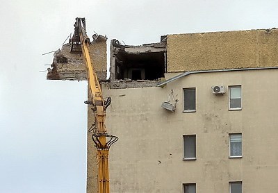 В Гомеле приступили к демонтажу верхних этажей пострадавшей при ЧС секции высотки