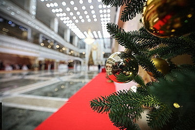 Вальс, кадриль и полонез. Дворец Независимости собрал участников красочного новогоднего бала