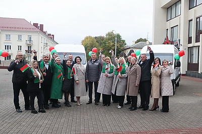 Ключи от микроавтобусов передали в соцучреждения страны