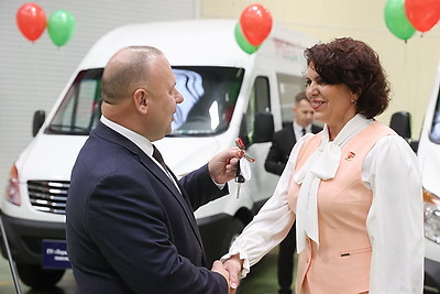 Ключи от микроавтобусов передали в соцучреждения страны