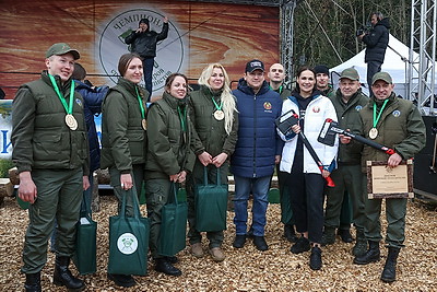Невероятная атмосфера. Четвертый чемпионат по колке дров среди СМИ проходит в Минском районе