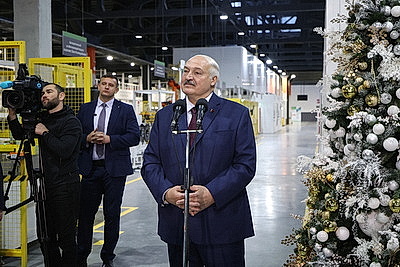 Лукашенко на \"Горизонте\" дал официальный старт массовому роботизированному производству телевизоров с ИИ