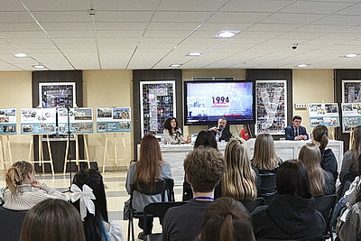 \"Взгляд в будущее\". Выставка БЕЛТА \"Параллельные миры\" представлена в БГУКИ