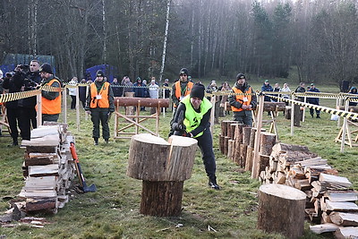 Невероятная атмосфера. Четвертый чемпионат по колке дров среди СМИ проходит в Минском районе