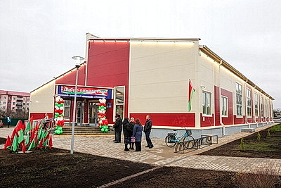 \"Такой долгожданный подарок для нас\". В Славгороде открыли новый бассейн