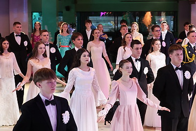 \"Девочки - как принцессы, мальчики - как принцы\". В Могилеве прошел новогодний бал для талантливой молодежи