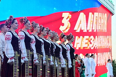 Гала-концерт \"Сильны в единстве, едины в песне\" собрал тысячи минчан у стелы \"Минск - город-герой\"