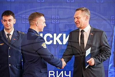 Впервые в истории. Выпускникам Белорусской академии авиации вручили лицензии пилотов