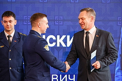 Впервые в истории. Выпускникам Белорусской академии авиации вручили лицензии пилотов