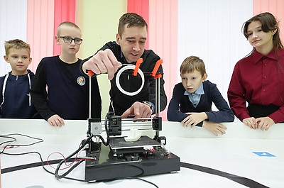 Дети тянутся к занятиям с первого класса. Как в сельской школе под Витебском растят будущих инженеров