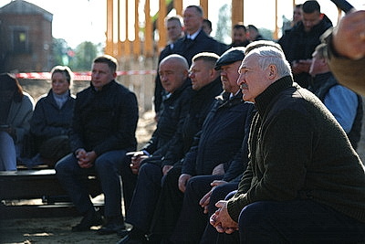 Лукашенко ознакомился с реализацией проектов на Полесье