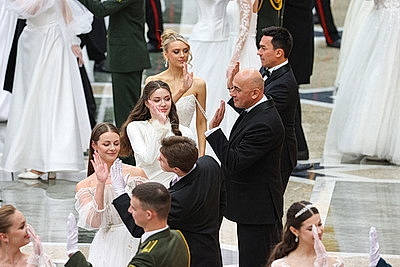 Вальс, кадриль и полонез. Дворец Независимости собрал участников красочного новогоднего бала