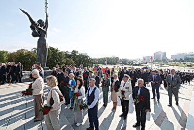 Торжественная церемония возложения цветов прошла у стелы \"Минск - город-герой\"