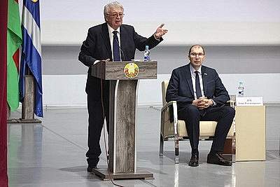 \"Мы учились в одно время\". Книгу \"Наш Президент\" презентовали в альма-матер Лукашенко