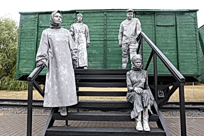 \"Это был не лагерь, а фабрика смерти\". В Тростенце открыли памятный знак жертвам геноцида