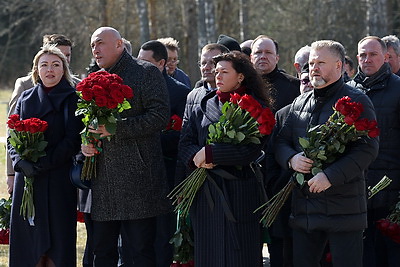 Колокола и людская скорбь. В день памяти Хатыни на мемориале возлагают цветы