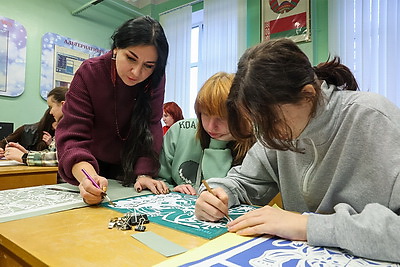 Белорусское ремесло возвращается. В Могилеве студенты колледжа осваивают вытинанку