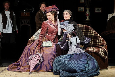 Спектакль \"Волки и овцы\" в рамках гастролей представили российские артисты на сцене молодежного театра