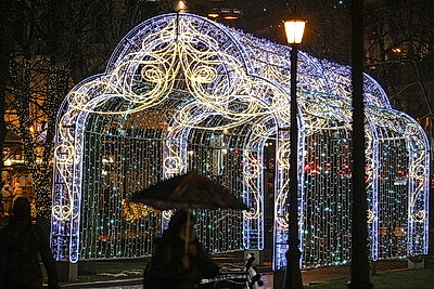 Новогодняя иллюминация превратила столицу в зимнюю сказку