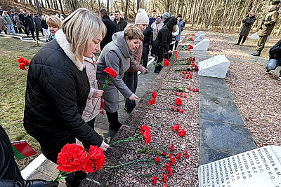 Поклон и цветы от всех поколений. Память жертв фашизма почтили в Городке