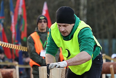 Невероятная атмосфера. Четвертый чемпионат по колке дров среди СМИ проходит в Минском районе