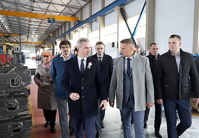 Глава Смоленской области посетил машиностроительный завод в Витебске