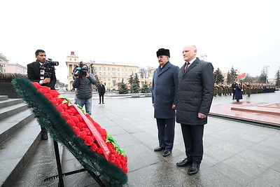 Верховный главнокомандующий Ливийской национальной армией возложил венок к монументу Победы в Минске