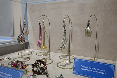 Более 2 тыс. елочных игрушек, гирлянд и открыток разных эпох представили на выставке в Могилеве