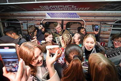 \"И все о той весне\". Патриотическая молодежная акция прошла в Минском метрополитене