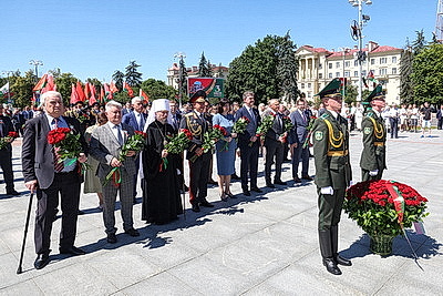 Народное возложение цветов прошло у монумента Победы в Минске