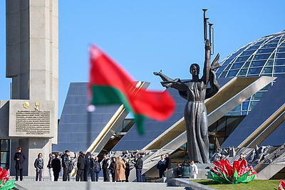 500 м длиной и 9 м шириной. В Минске пронесли самый большой флаг Беларуси