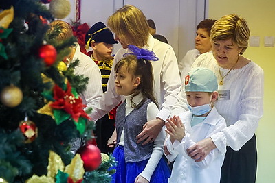 Детская площадка в подарок. Шулейко поздравил воспитанников пансионата \"Васильки\" в Щучинском районе