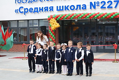 Железнодорожный класс и шикарная спортивная база. Новую школу открыли в Минске