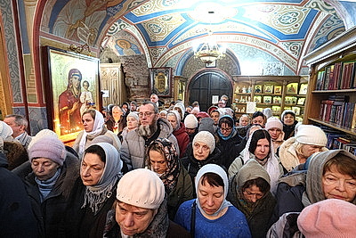 Православные верующие празднуют Благовещение Пресвятой Богородицы