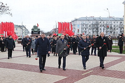 Памятник Рокоссовскому, парад военной техники. В Гомеле почтили память героев-освободителей