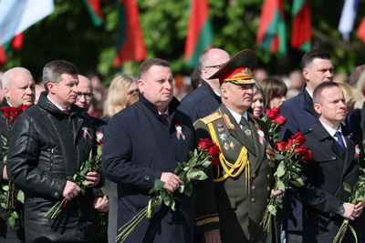 \"Беларусь помнит\": торжественная церемония возложения цветов проходит на площади Победы