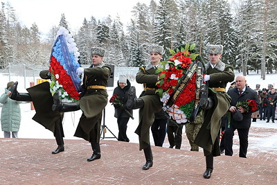 Кубок-символ \"Эстафеты Победы\" торжественно передали российским пограничникам