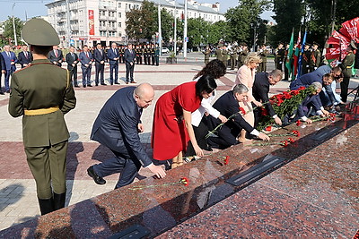 Участники медиафорума в Гомеле возложили цветы к памятному знаку жертвам геноцида
