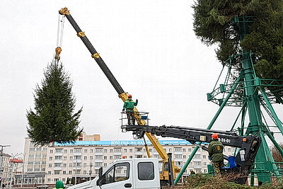 Пиксельные панно и три километра гирлянд. В Витебске идет монтаж главной новогодней елки