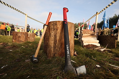 Невероятная атмосфера. Четвертый чемпионат по колке дров среди СМИ проходит в Минском районе
