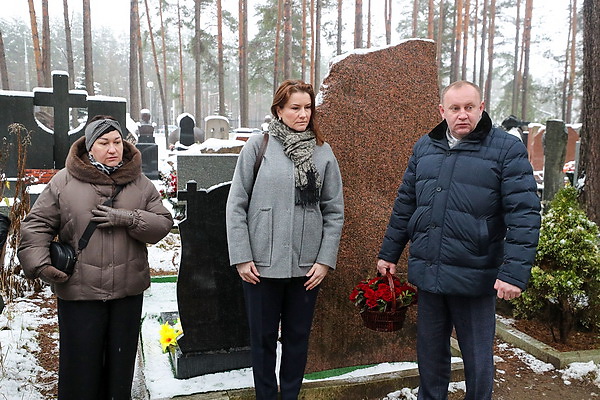 Память Владимира Короткевича почтили на Восточном кладбище в Минске