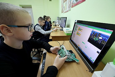 Дети тянутся к занятиям с первого класса. Как в сельской школе под Витебском растят будущих инженеров