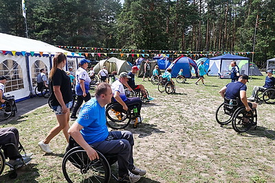 \"Полесские зори\" собрали на берегу Припяти более 10 команд колясочников из Беларуси и России