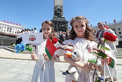 Народное возложение цветов прошло у монумента Победы в Минске