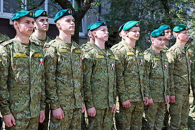\"Парад под окном\". В Гомеле поздравили ветеранов ВОВ Сергея Филимонова и Алексея Головацкого