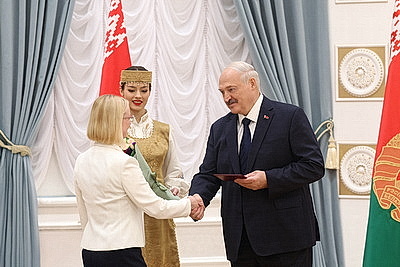 Лукашенко вручил дипломы доктора наук и аттестаты профессора